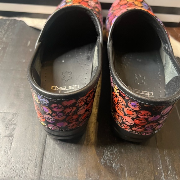 - DANSKO Professional Wildflower Patent Clogs, Women’s 38 dots - Picture 9 of 10
